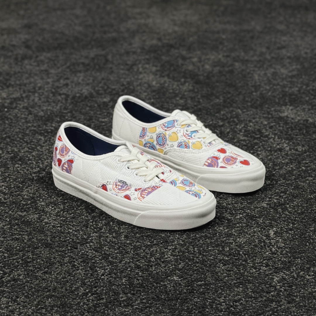 G0 解锁可爱Vans热度款来了Vans Authentic 44 DX 万斯 奶油白 草原绿 安纳海姆彩色涂鸦灯芯绒拼接帆布鞋鞋身由帆布和灯芯绒材质拼接而成，质感无敌，可爱涂鸦点缀全鞋，辅以奶油色调，整双鞋显得元气满满可爱十足，真的非常适合春季，小红书各大博主疯狂推荐，赶快入手一双吧～官方