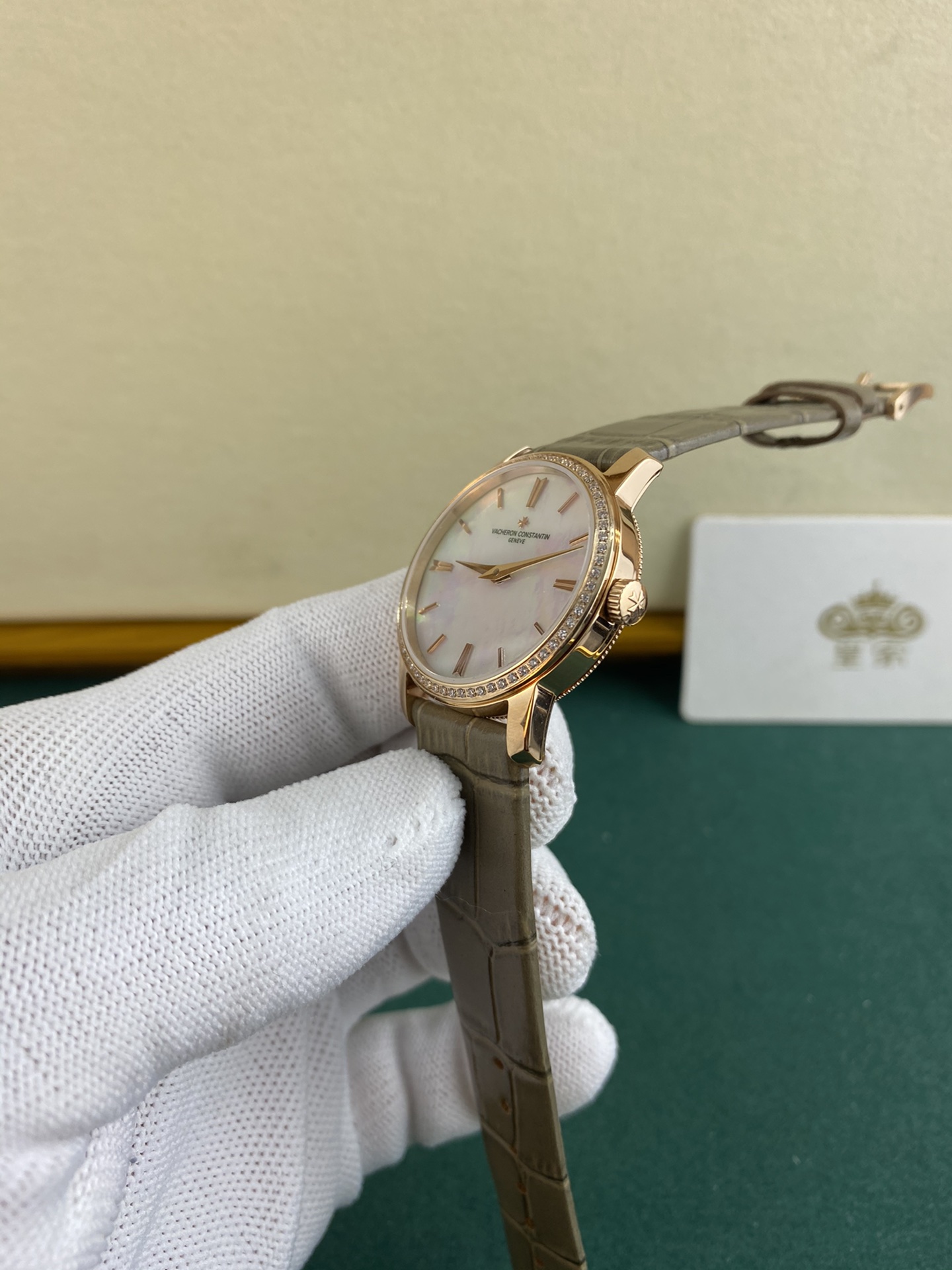 Vacheron Constantin 皇家 江诗丹顿传袭系列女款，贝母面