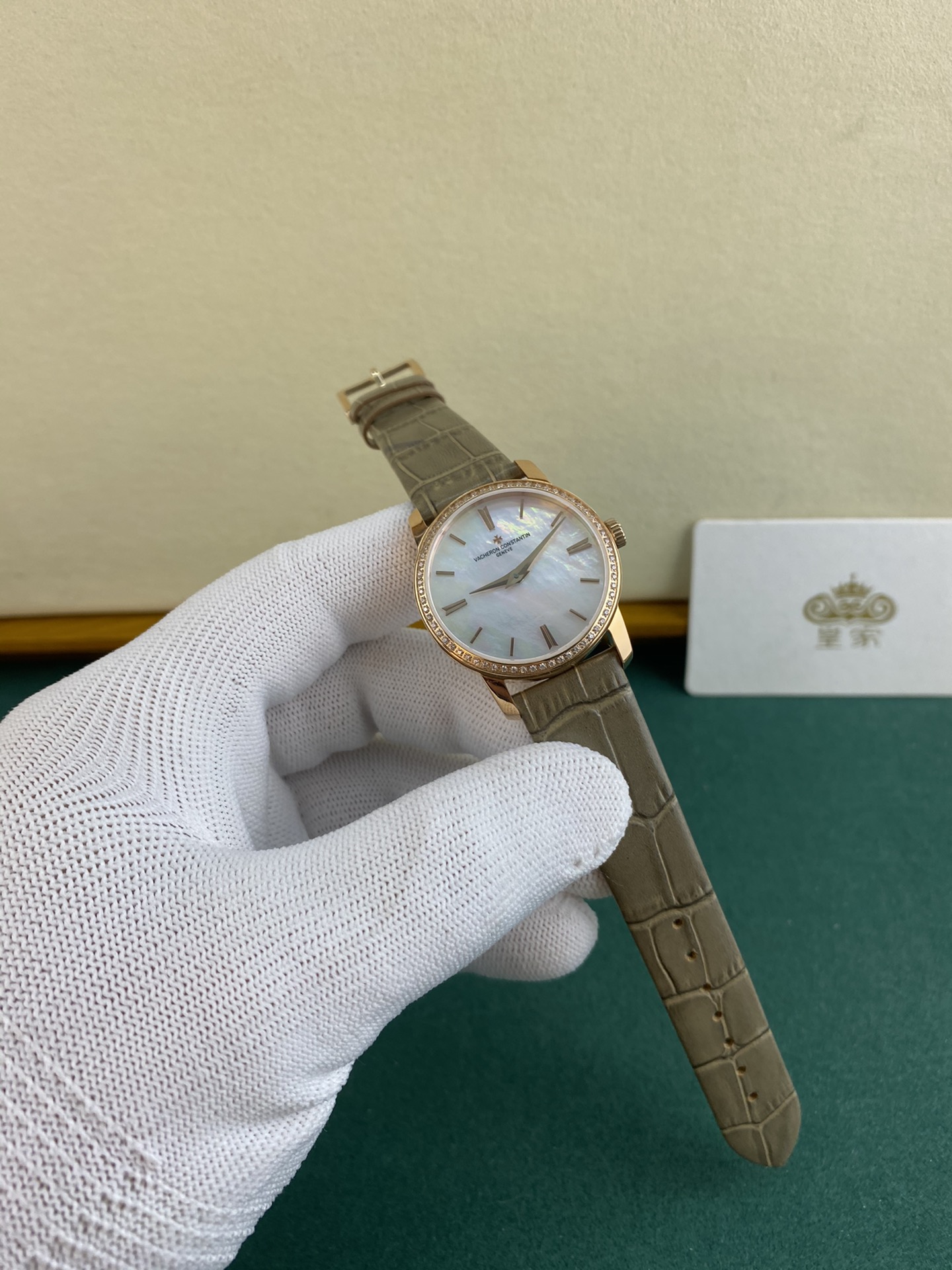 Vacheron Constantin 皇家 江诗丹顿传袭系列女款，贝母面