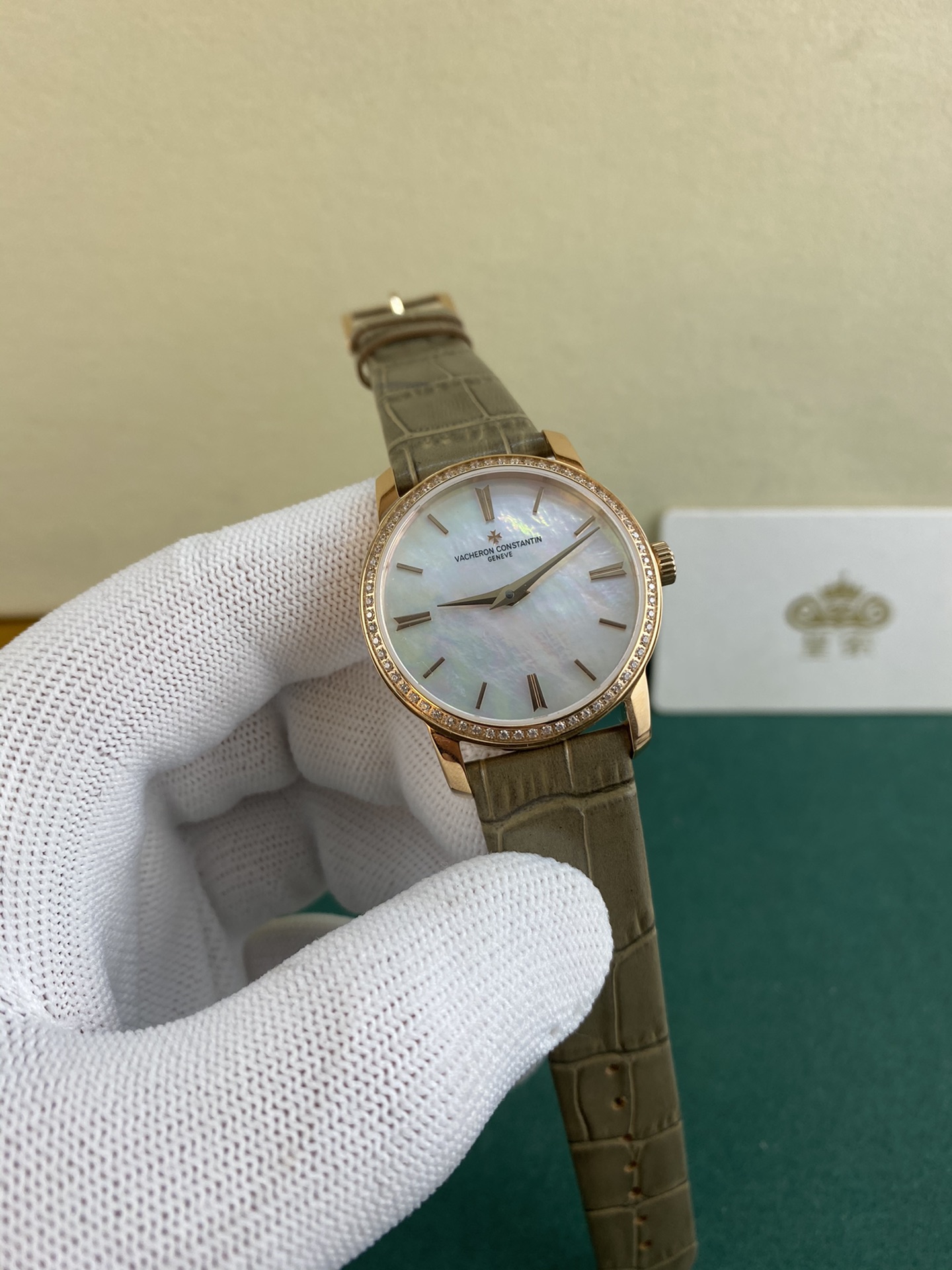 Vacheron Constantin 皇家 江诗丹顿传袭系列女款，贝母面