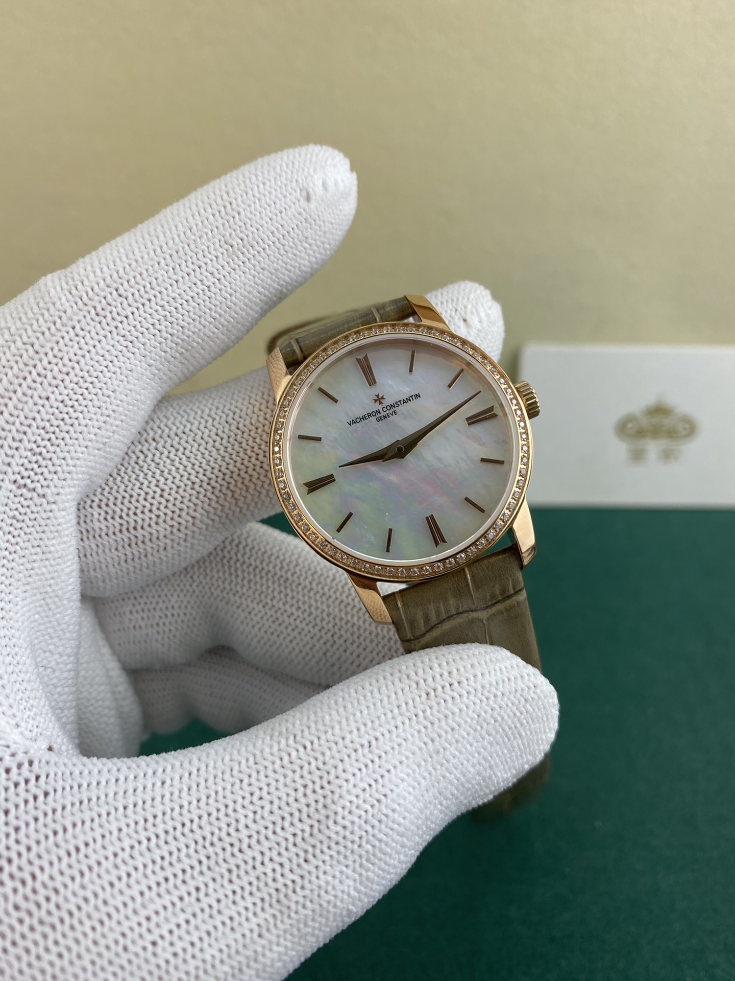 Vacheron Constantin 皇家 江诗丹顿传袭系列女款，贝母面