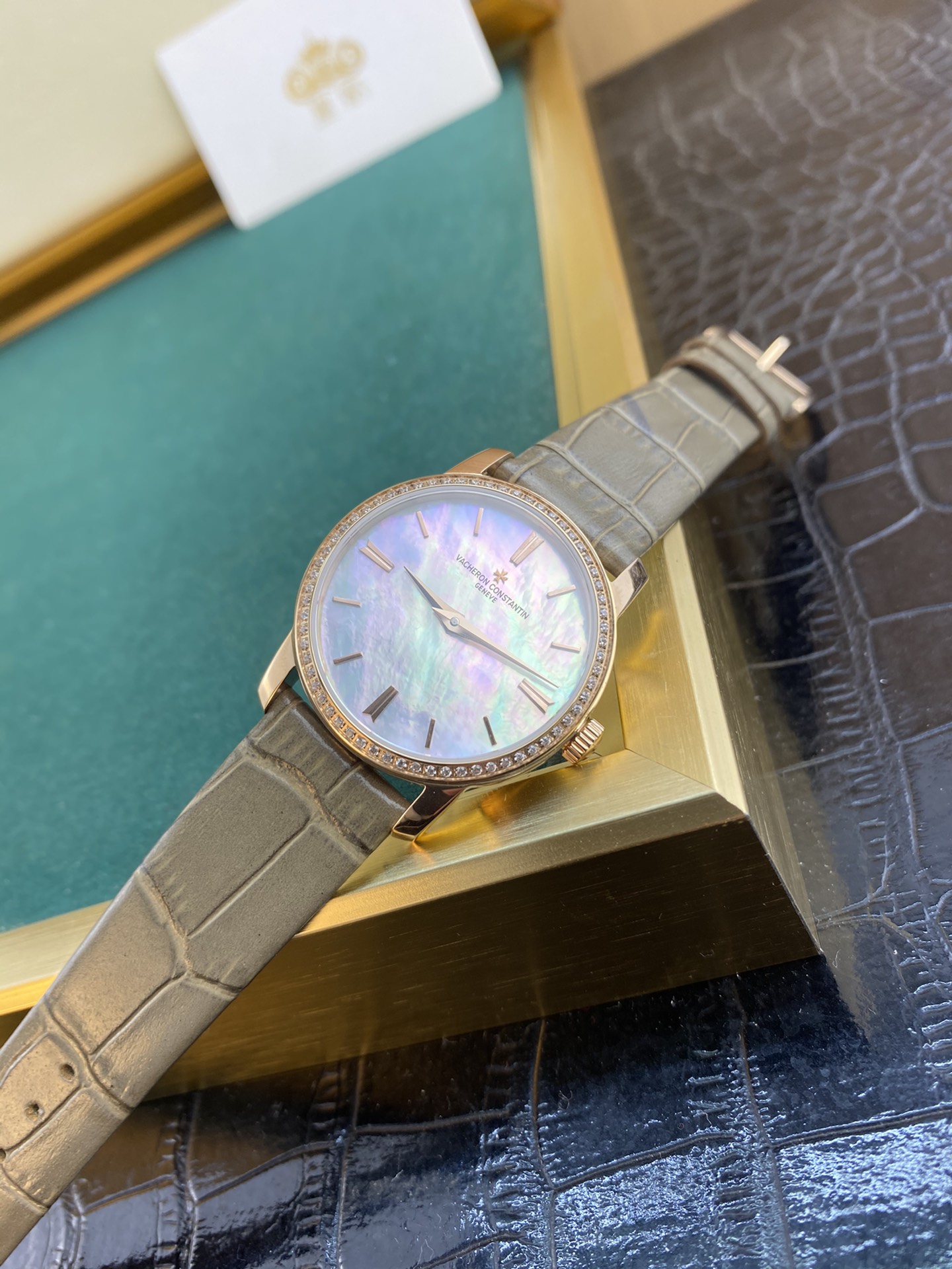 Vacheron Constantin 皇家 江诗丹顿传袭系列女款，贝母面