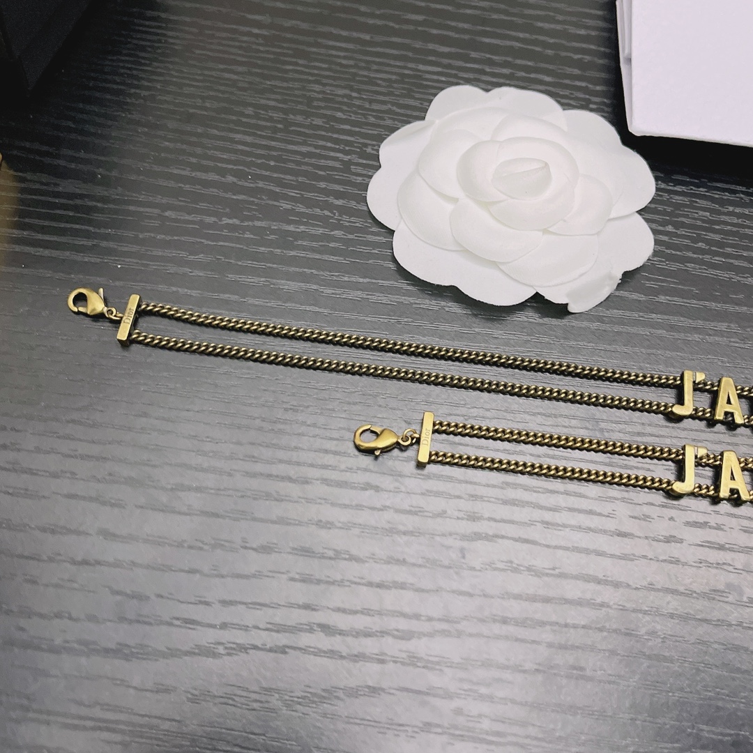 实拍🔥高端品质🔥💰P45💰手链JADIOR无钻项链，高端品质，专柜同材质，真正黄铜，离子电镀，独家实拍图‼做工精致细腻，重工版本，超级仙女唯美的一款，做工超级细心无漏洞，媲美zp买到就是赚到