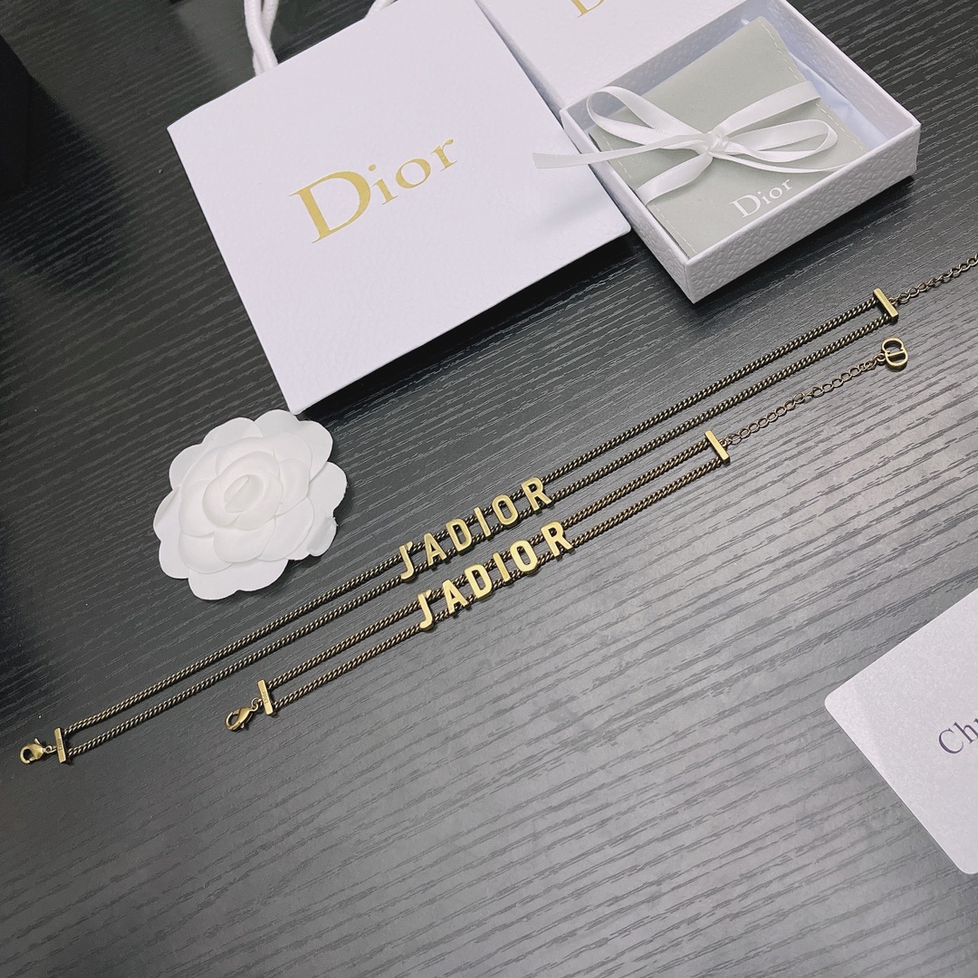 实拍🔥高端品质🔥💰P45💰手链JADIOR无钻项链，高端品质，专柜同材质，真正黄铜，离子电镀，独家实拍图‼做工精致细腻，重工版本，超级仙女唯美的一款，做工超级细心无漏洞，媲美zp买到就是赚到