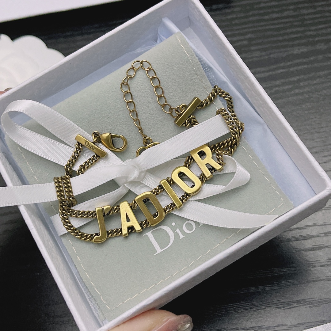 实拍🔥高端品质🔥💰P45💰手链JADIOR无钻项链，高端品质，专柜同材质，真正黄铜，离子电镀，独家实拍图‼做工精致细腻，重工版本，超级仙女唯美的一款，做工超级细心无漏洞，媲美zp买到就是赚到