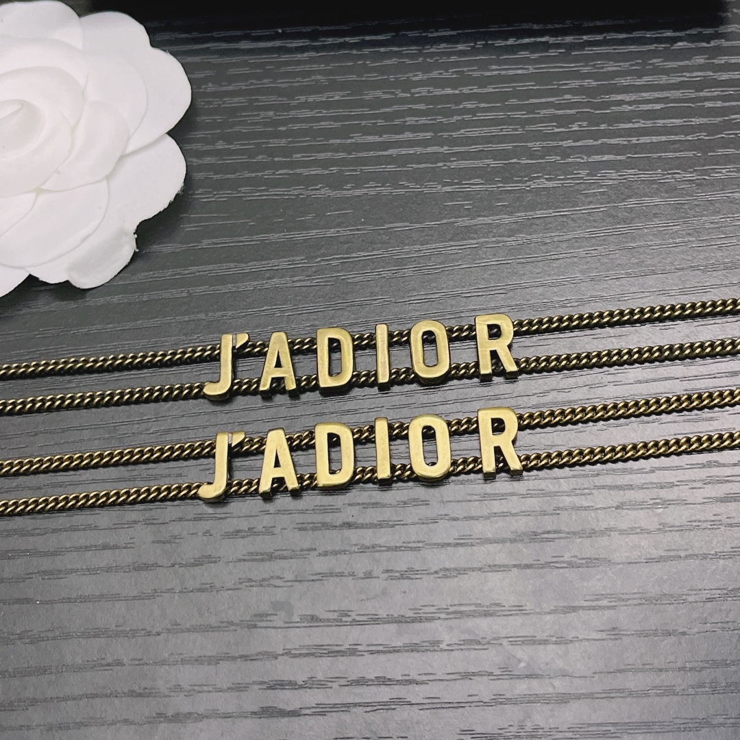 实拍🔥高端品质🔥💰P45💰手链JADIOR无钻项链，高端品质，专柜同材质，真正黄铜，离子电镀，独家实拍图‼做工精致细腻，重工版本，超级仙女唯美的一款，做工超级细心无漏洞，媲美zp买到就是赚到