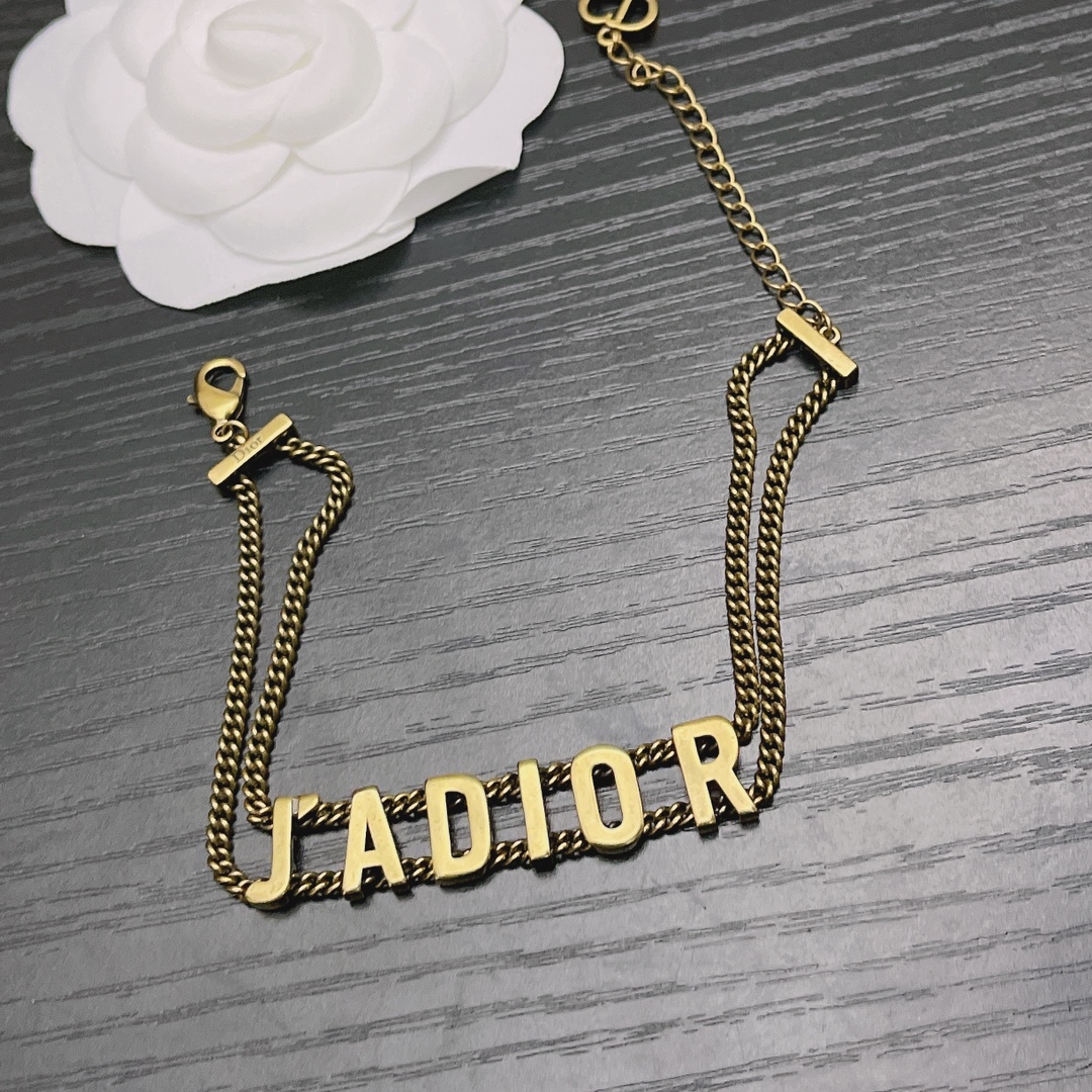 实拍🔥高端品质🔥💰P45💰手链JADIOR无钻项链，高端品质，专柜同材质，真正黄铜，离子电镀，独家实拍图‼做工精致细腻，重工版本，超级仙女唯美的一款，做工超级细心无漏洞，媲美zp买到就是赚到