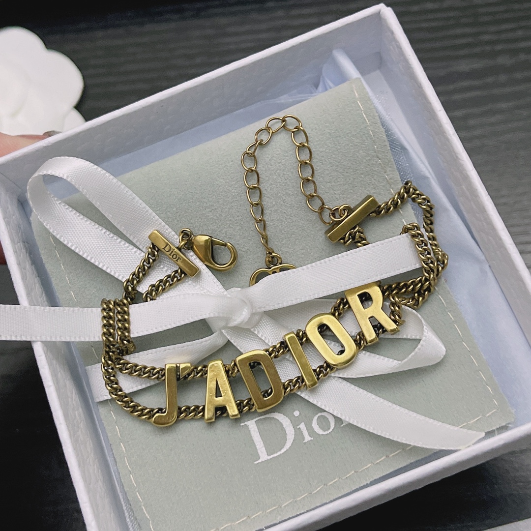 实拍🔥高端品质🔥💰P45💰手链JADIOR无钻项链，高端品质，专柜同材质，真正黄铜，离子电镀，独家实拍图‼做工精致细腻，重工版本，超级仙女唯美的一款，做工超级细心无漏洞，媲美zp买到就是赚到