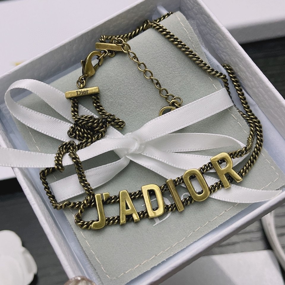 实拍🔥高端品质🔥💰P45💰手链JADIOR无钻项链，高端品质，专柜同材质，真正黄铜，离子电镀，独家实拍图‼做工精致细腻，重工版本，超级仙女唯美的一款，做工超级细心无漏洞，媲美zp买到就是赚到