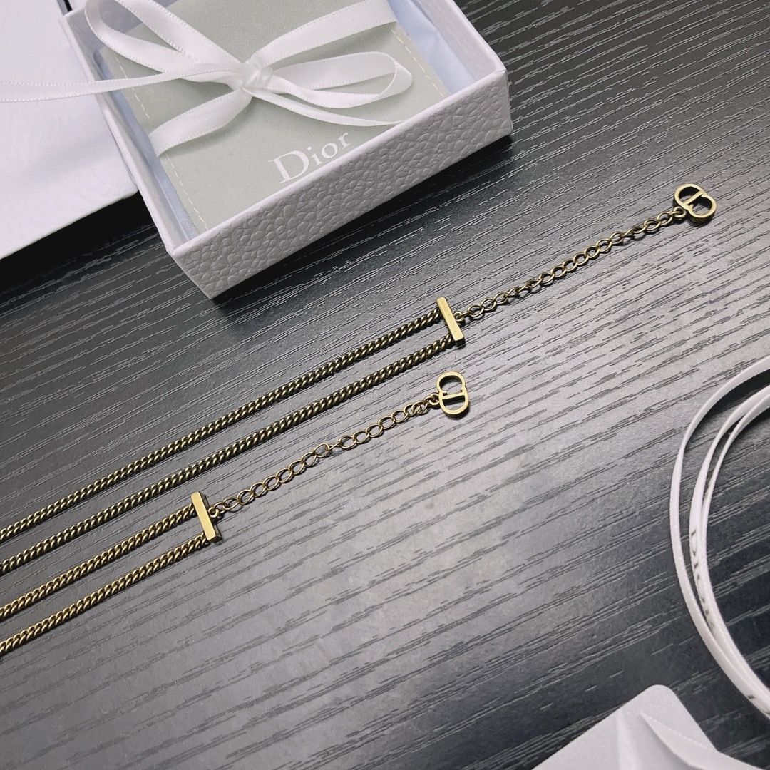 实拍🔥高端品质🔥💰P45💰手链JADIOR无钻项链，高端品质，专柜同材质，真正黄铜，离子电镀，独家实拍图‼做工精致细腻，重工版本，超级仙女唯美的一款，做工超级细心无漏洞，媲美zp买到就是赚到