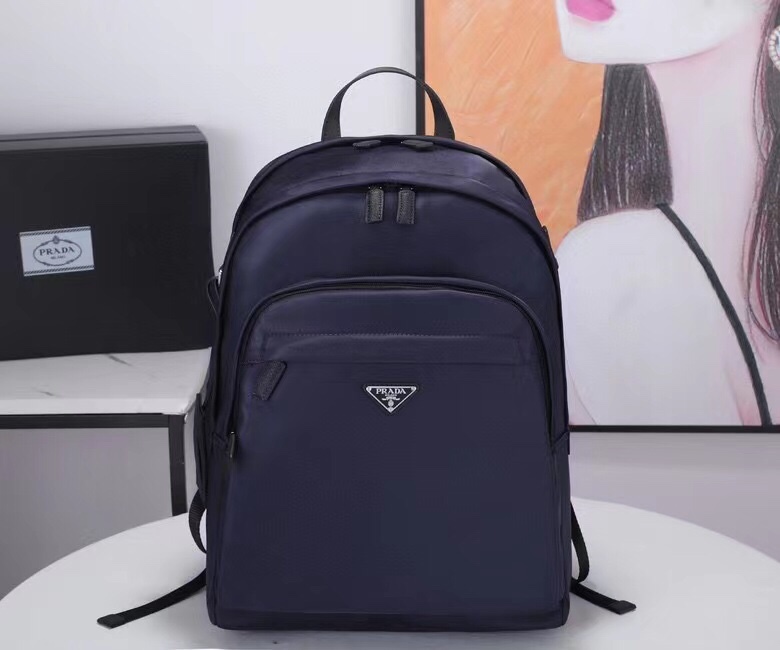 Prada 藏兰色 这款背包以进口Saffiano皮革饰边勾勒轮廓
