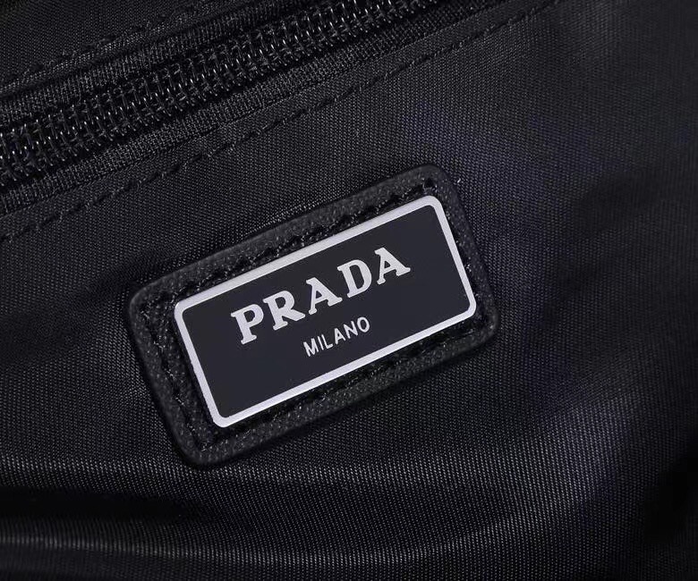 Prada 藏兰色 这款背包以进口Saffiano皮革饰边勾勒轮廓