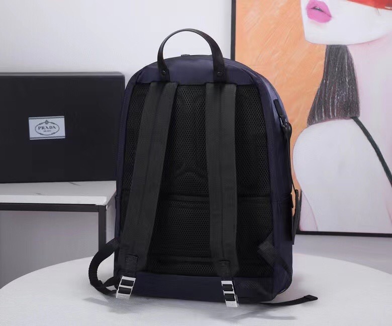 Prada 藏兰色 这款背包以进口Saffiano皮革饰边勾勒轮廓