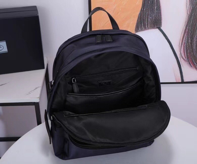 Prada 藏兰色 这款背包以进口Saffiano皮革饰边勾勒轮廓