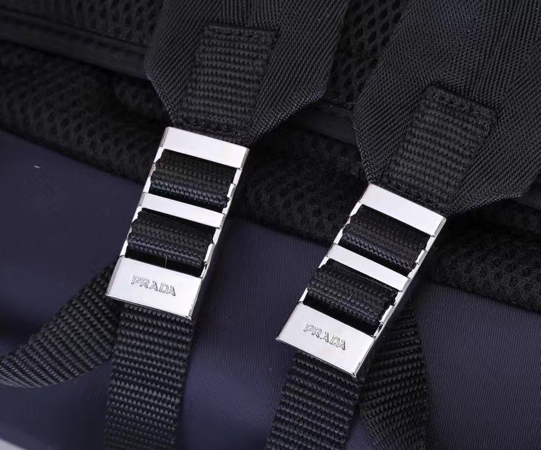 Prada 藏兰色 这款背包以进口Saffiano皮革饰边勾勒轮廓