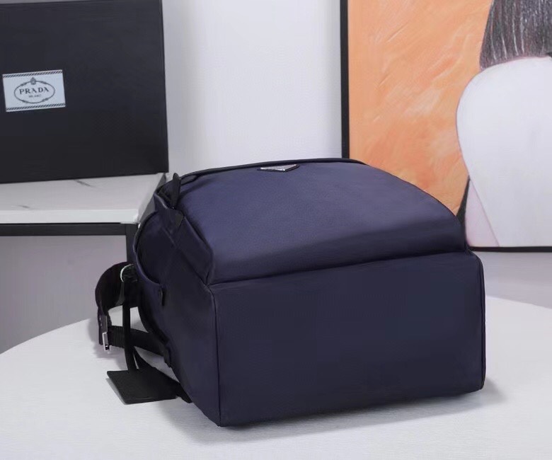 Prada 藏兰色 这款背包以进口Saffiano皮革饰边勾勒轮廓