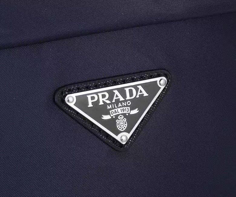 Prada 藏兰色 这款背包以进口Saffiano皮革饰边勾勒轮廓