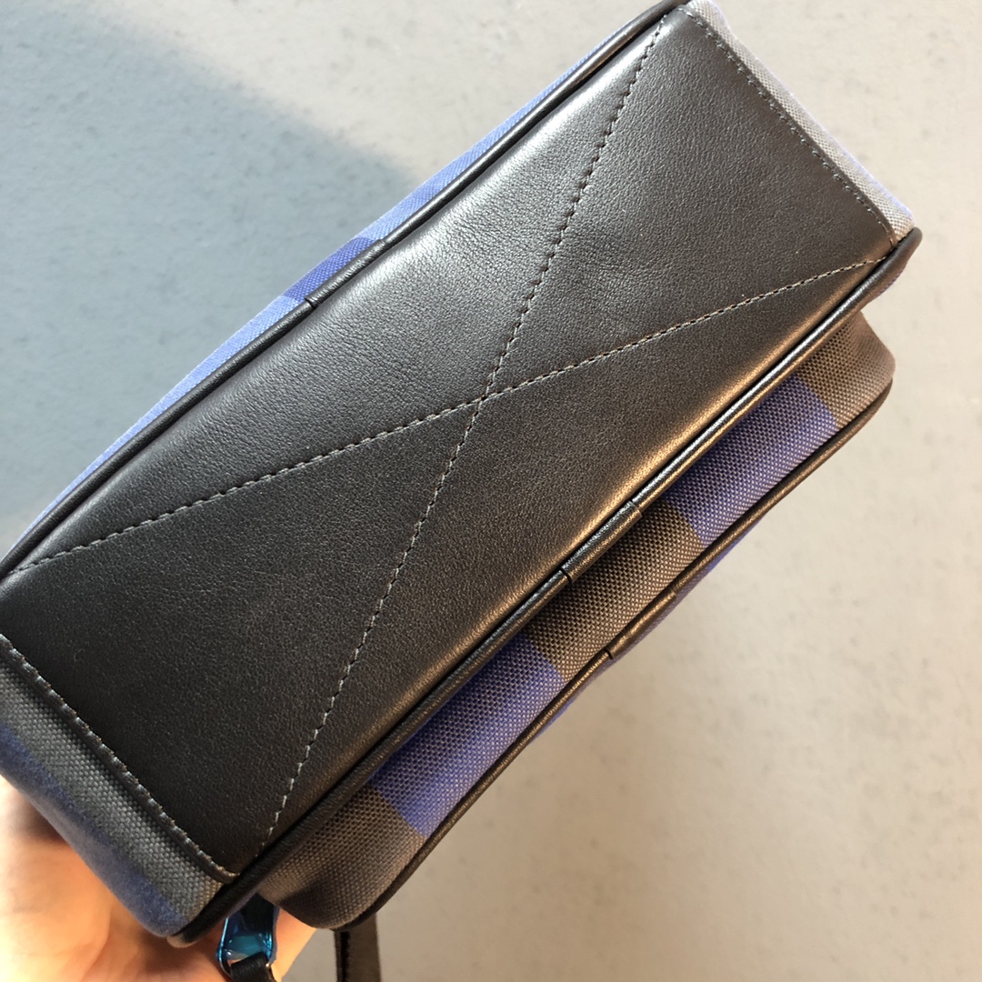 Burberry High-end details for deliveryBrothers close your eyes and buy the goods Checked color block plaid camera bag crossbody small square bag