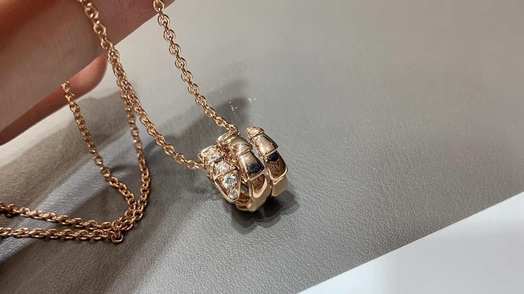 Bvlgari 宝格丽新款灵蛇头尾钻项链~