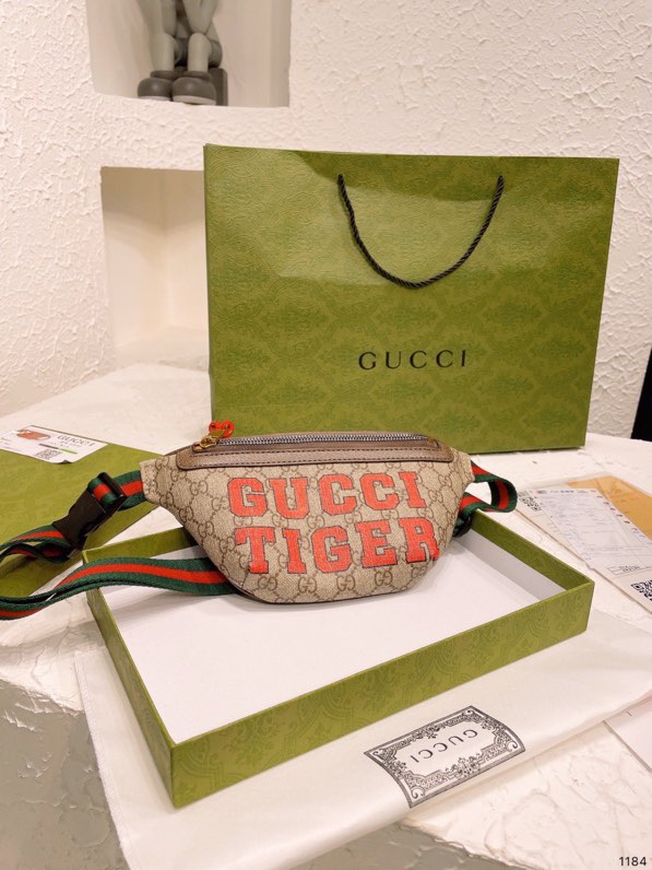 J0 2022 最 原版五金logo 可当胸包 腰包 特别实用 男女通用的一款可以做情侣包哦 实物太好看啦 喜欢的抓紧自留啦 尺寸 21 14 配礼盒