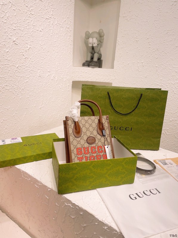 J0 新品购物袋精工制作Gucci/ 古奇 Gucci  经典调配件 Gucci 古奇  最新火款 注意细节 这款购物袋将标志性图案与经典印花相结合 超级洋气 尺寸：15.5 19