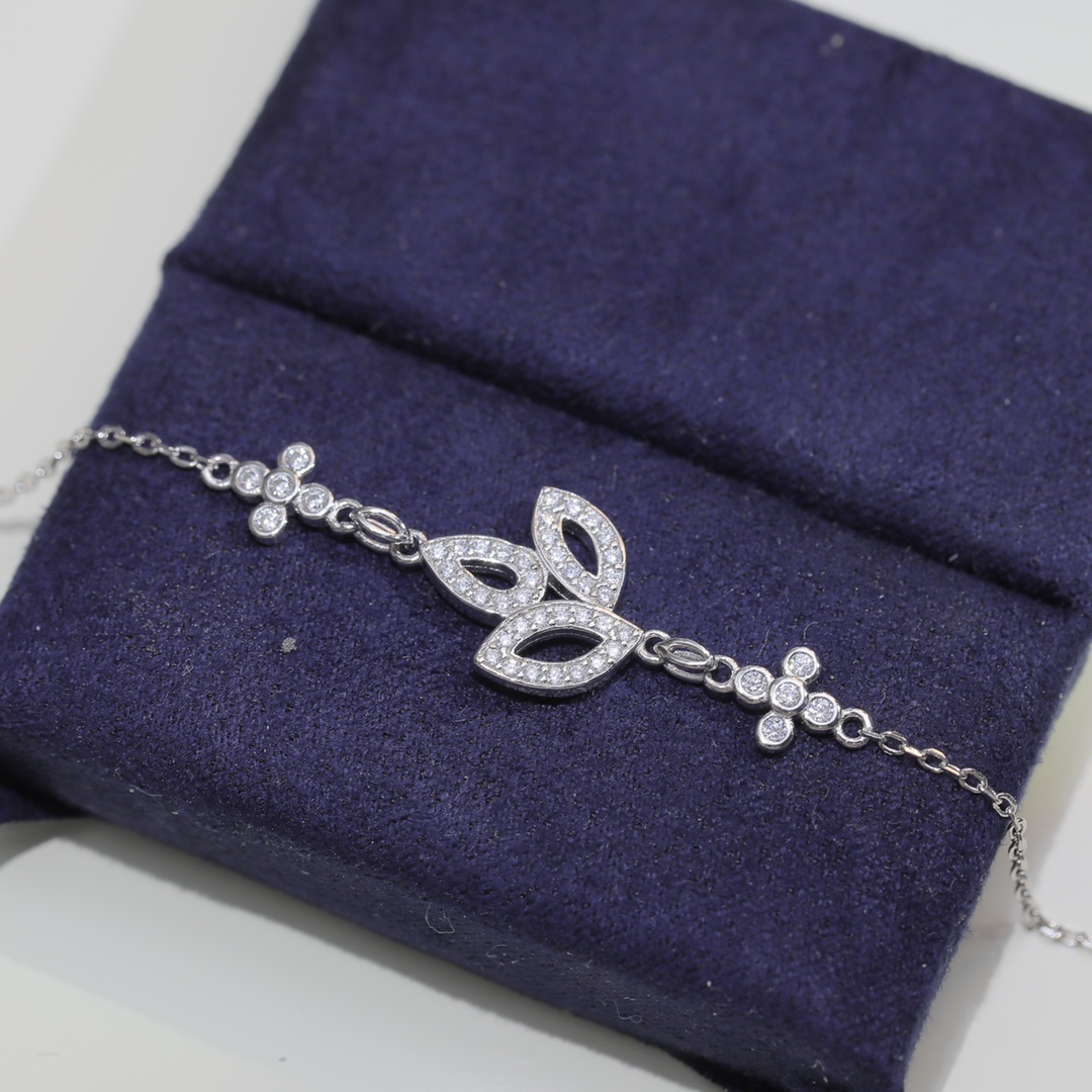 NO:103825,The HARRY WINS TON.Lily Cluster series has a series of jewelry works suitable for daily wear, each of which highlights the graceful form of flowers blooming. S925 sterling silver material, electroplated 18k gold belt logo Leaf bracelet HW bracelet, Hai Rui, christian louboutin, bracelet, pure silver19860909海瑞温斯顿手链 HARRY WINS TON.Lily Cluster系列拥有一系列适合日常佩戴的珠宝作品,每一件都凸显出花朵绽放的曼妙形态.S925纯银材质 电镀18k金带logo 叶子手链HW手链,海瑞,christian louboutin,bracelet,pure silver,Jewelry