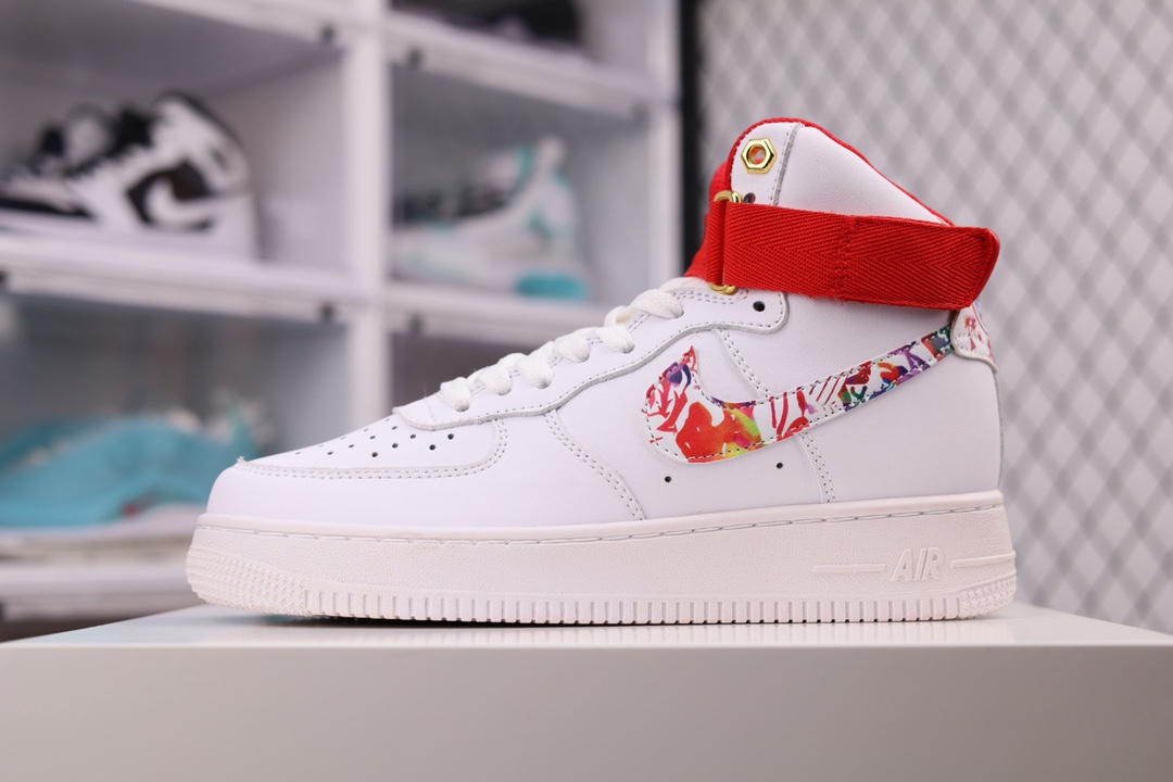 G0 公司级Nike AIR Force 1 High White Gum 不仅有着极为讨好的配色方案，凸显出格调十足的气质 ，而中帮的设计更是为符合四季而精心打造的