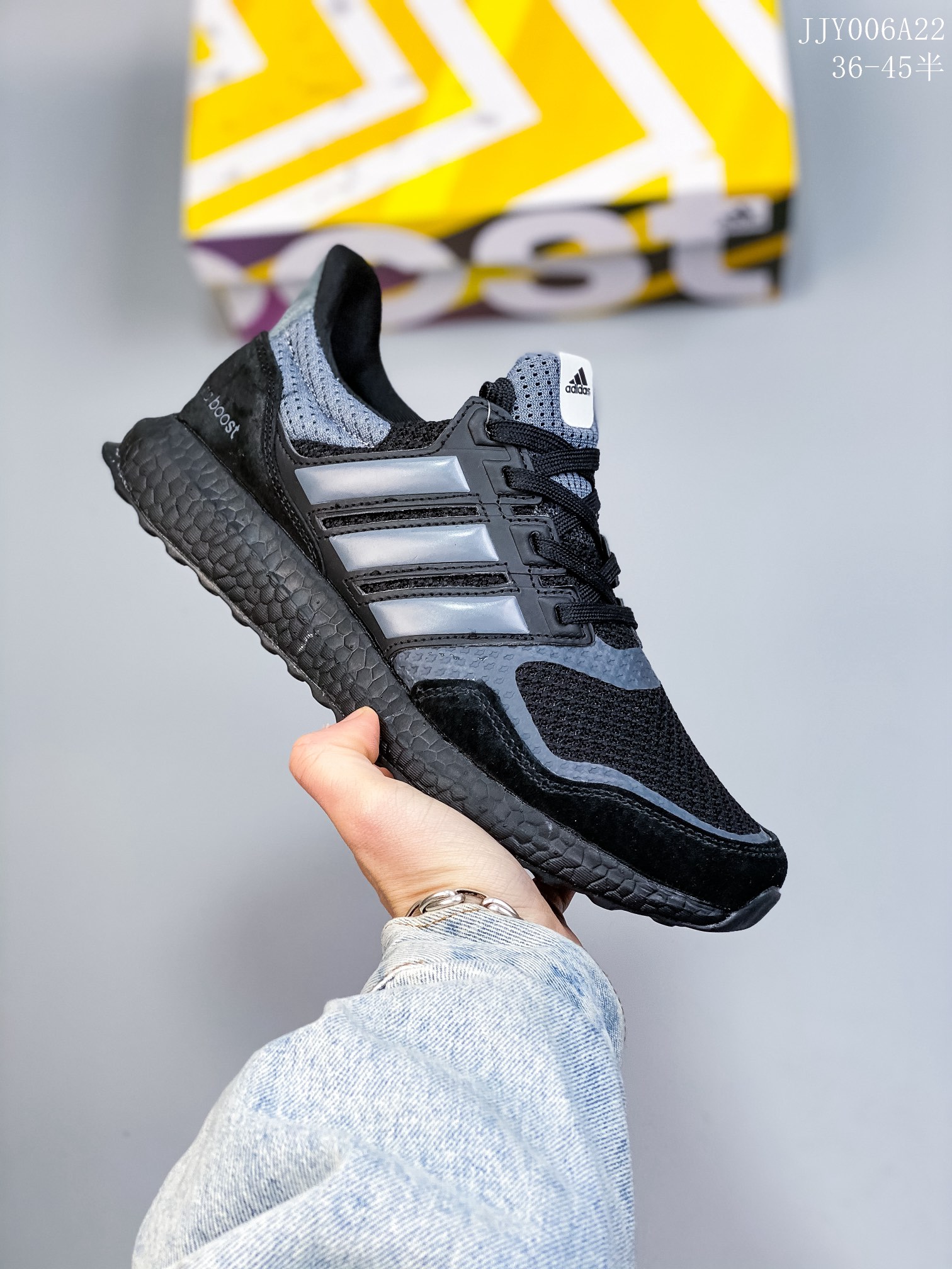 💰115猪巴戈 开春推荐特价🉐️ 🈴️
Adidas/阿迪达斯  将这款复古鞋型用尼龙材质呈现，最终拼接麂皮材质，让该鞋型上脚既有舒适透气性又有满满的复古质感JJY006A09