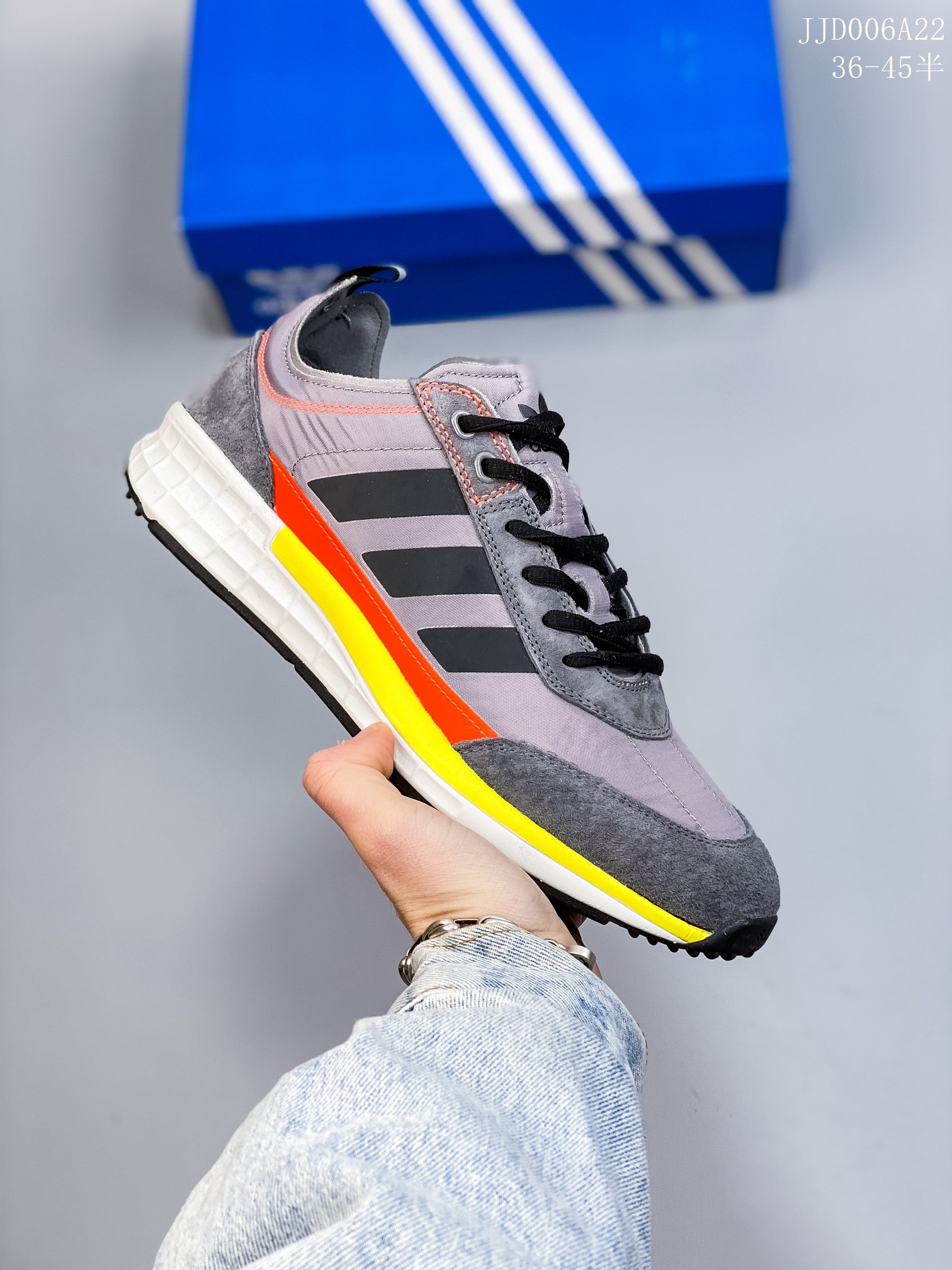 猪巴戈 开春推荐特价得️ Adidas/阿迪达斯 SL 7200 全新重置版本,将这款复古鞋型用尼龙材质呈现,最终拼接麂皮材质,让该鞋型上脚既有舒适透气性又有满满的复古质感JHY006A09