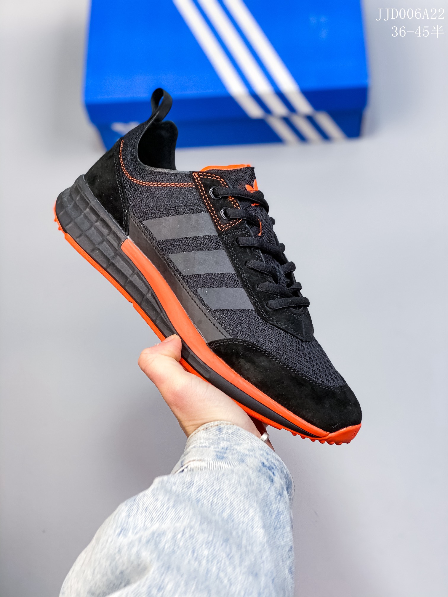 猪巴戈 开春推荐特价得️ Adidas/阿迪达斯 SL 7200 全新重置版本,将这款复古鞋型用尼龙材质呈现,最终拼接麂皮材质,让该鞋型上脚既有舒适透气性又有满满的复古质感JHY006A09