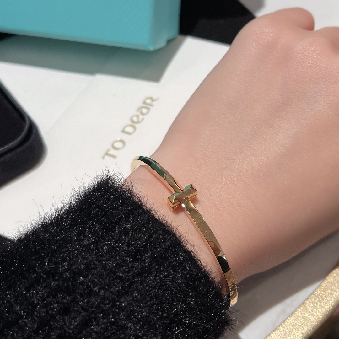 NO:677878,Champion Gu Ailing's same style TH057#T1 light gold narrow bracelet. The soul of T1 lies in its domineering edges and corners. The corners where the motorcycle passes over are domineering and leak out. A little light will make it shine!  Perfect replica!  Every angle is hand-polished to avoid any burrs!  18k gold texture!  ,,bracelet,Cardia high-end jewelry19860909冠军谷爱凌同款 TH057#T1光金窄式手镯 T1的灵魂在于它霸气的棱角,机车车过的角霸气侧漏,一点点光线就会闪耀的不行！完美复刻！每个角度手工抛光,拒绝任何一处毛刺！18k金货质感！,,bracelet,卡迪亚高端饰品,Jewelry
