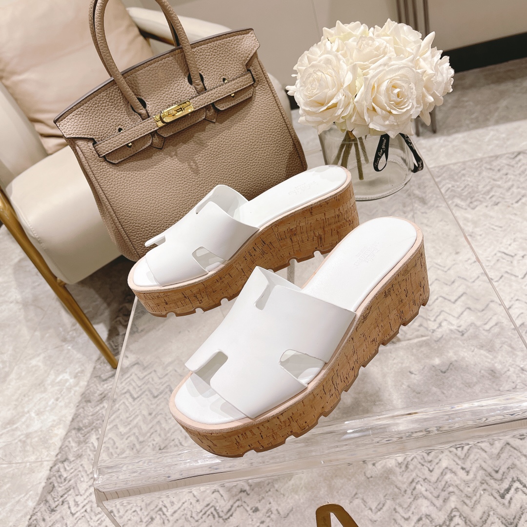 NO:237722,Hermes early spring new style, I-shaped thick-soled slippers, my family is cowhide footbed leather~ The benefits of a small MM are here. The outsole is an anti-slip wear-resistant bottom design Size35-40 (40 customization), slippers, hermes, slippers, cowhide19860909爱马仕早春新款、工字型厚底拖鞋、我家出的是牛皮垫脚皮～ 小个子MM的福利来啦 大底是防滑耐磨底片设计 Size35-40（40定制）,拖鞋,hermes,slippers,cowhide,Women's Shoes