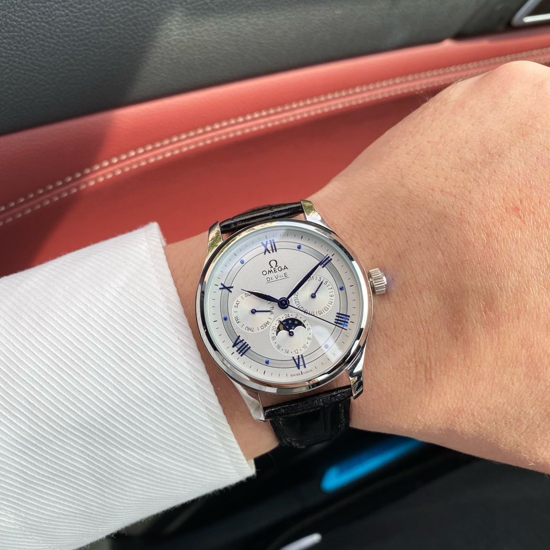 欧米茄  Omega 蝶飞系列，六针月相腕表登场 简约优雅尽显从容气度1.腕表尺寸40X12毫米。剑形华表针。2.表盘经典阿拉伯表盘，六点钟的月相功能日转一圈。3.表带扣采用复古仿鳄鱼表带柔软舒适搭配欧米经典浮雕针扣。4.机芯采用进口4813-2机械机芯 顶级出品精品不断