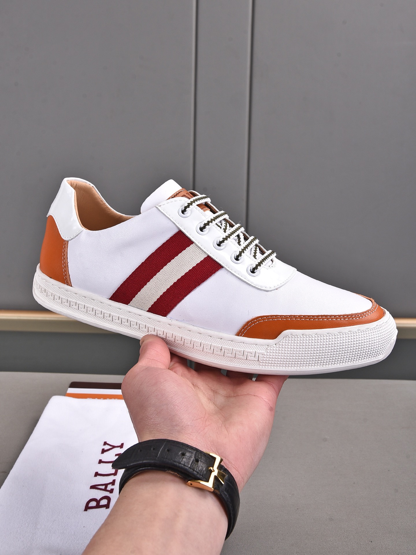 I0  Bally  · 巴利休闲板鞋，简约时尚的设计，舒适透气的皮料，柔软轻质橡胶鞋底，男码38-44。45定做