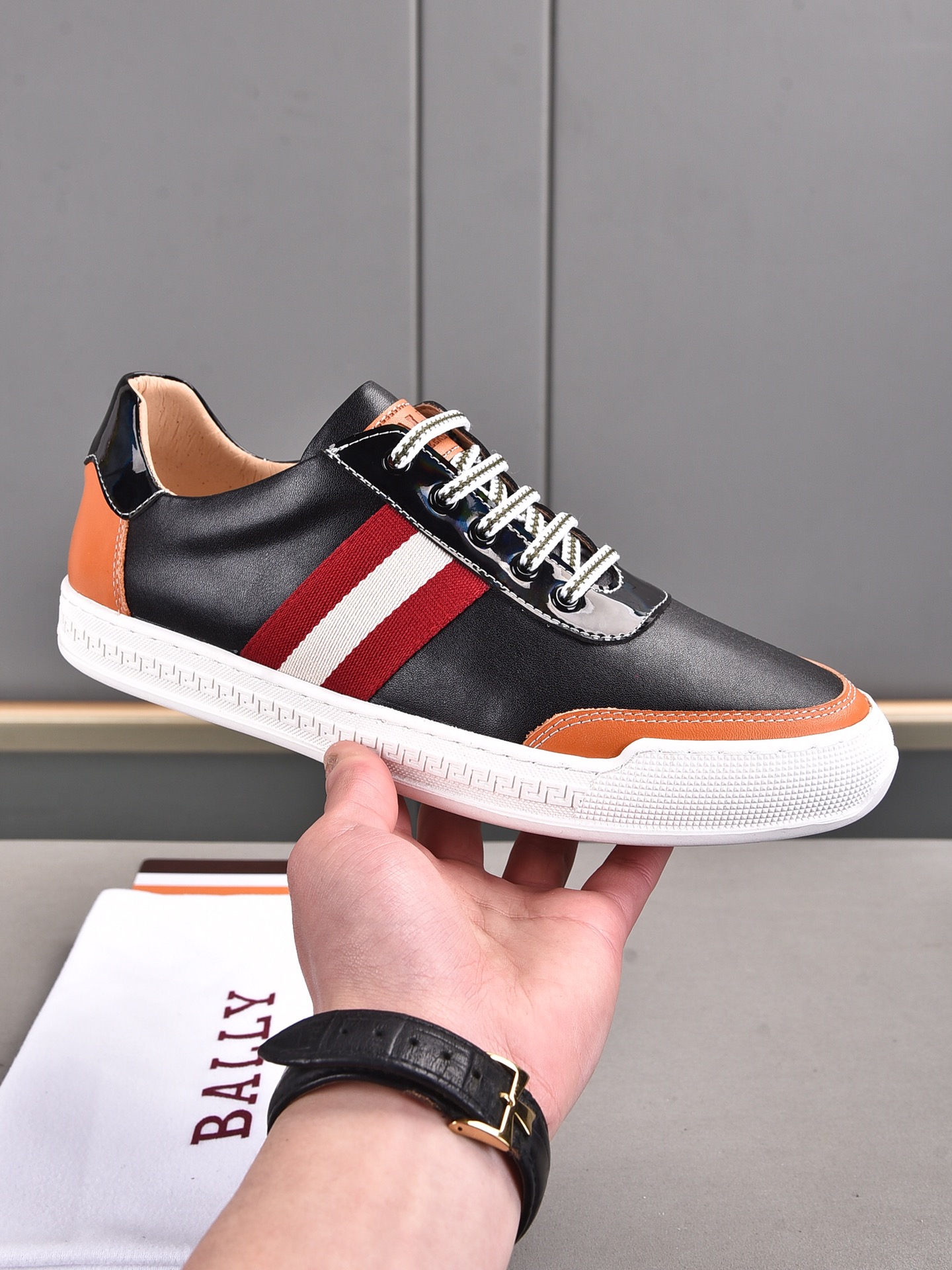 I0  Bally  · 巴利休闲板鞋，简约时尚的设计，舒适透气的皮料，柔软轻质橡胶鞋底，男码38-44。45定做