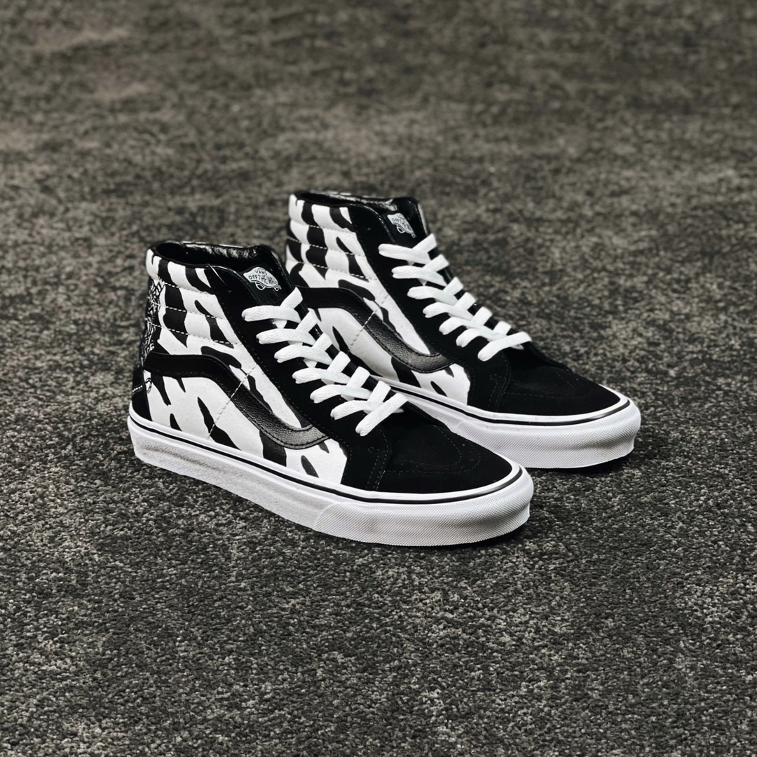 G0 Vans Sk8-Hi 黑白老虎刺绣VANS将2022壬寅年虎年元素与经典棋盘格元加以变幻并运用至经典鞋型，推出虎年限定系列。SK8该系列彩用具有新年代表性，后跟和鞋身电锈老虎图案，鞋身印有人气豹纹印花以及棋盘格爱心印花三组合鞋款凸显设计主题以交叉重叠呈现出炸眼的视觉效果。