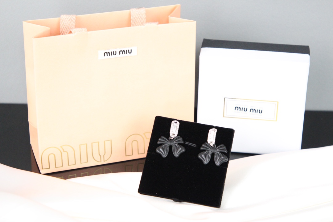 批95
miumiu缪缪 🆕 蝴蝶结耳钉🔸小红书时尚达人都有种草哦 显脸型 原版材质 很简约 日常配搭很不错滴 耐看ing