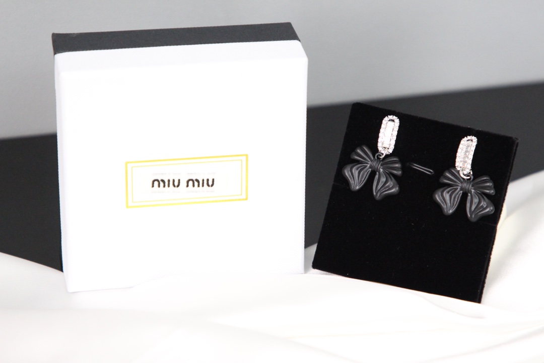 批95
miumiu缪缪 🆕 蝴蝶结耳钉🔸小红书时尚达人都有种草哦 显脸型 原版材质 很简约 日常配搭很不错滴 耐看ing