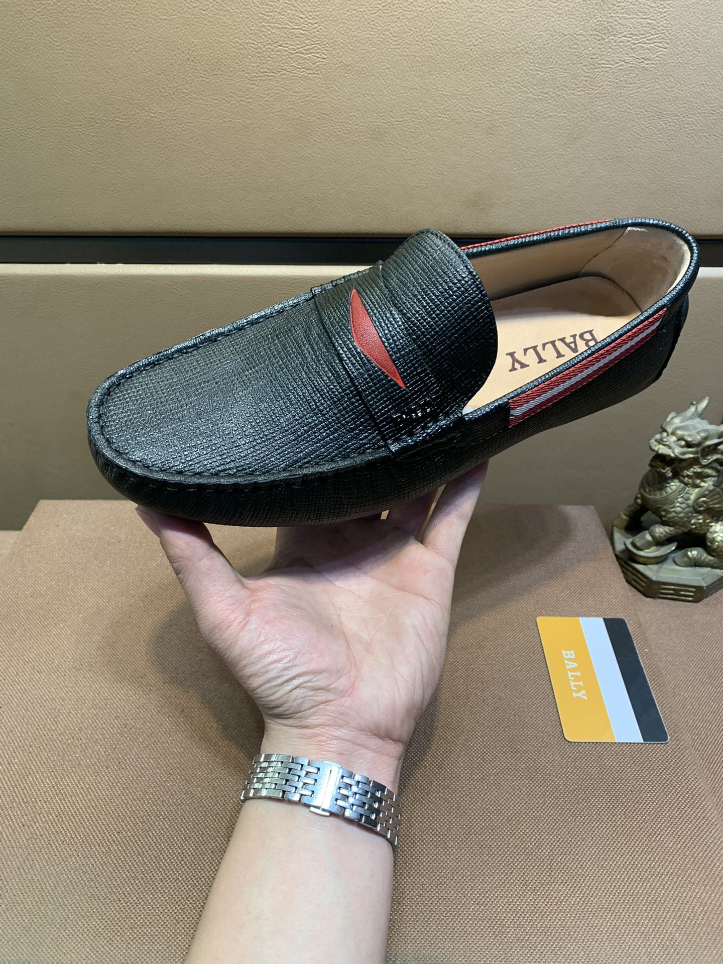 I0 全牛里 🆘 🔥🆕 巴利 Bally  香港高品质豆豆鞋。懒人套脚乐福款 此款面料采用🇮🇹进口顶级意大利头层牛皮配原版五金➕全头层牛皮内里 里更为高档 原版防滑耐磨橡胶大底驾车唯一选择，