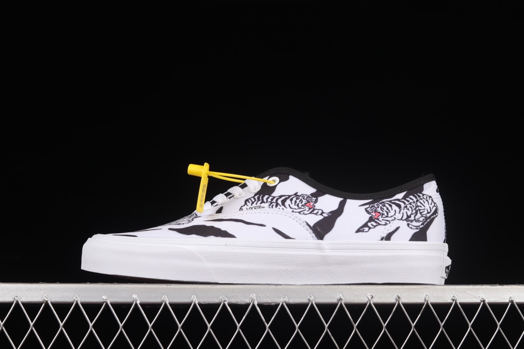 G0 Vans Authentic 万斯虎年限定低帮休闲板鞋 VN0ADZ6WET鞋款将2022壬寅年虎年元素与经典棋盘格元加以变幻并运用至经典鞋型，推出虎年限定系列。鞋面和鞋身印有老虎图案，印着人气豹纹印花以及棋盘格爱心印花三组合鞋款凸显设计主题以交叉重叠呈现出炸眼的视觉效果。