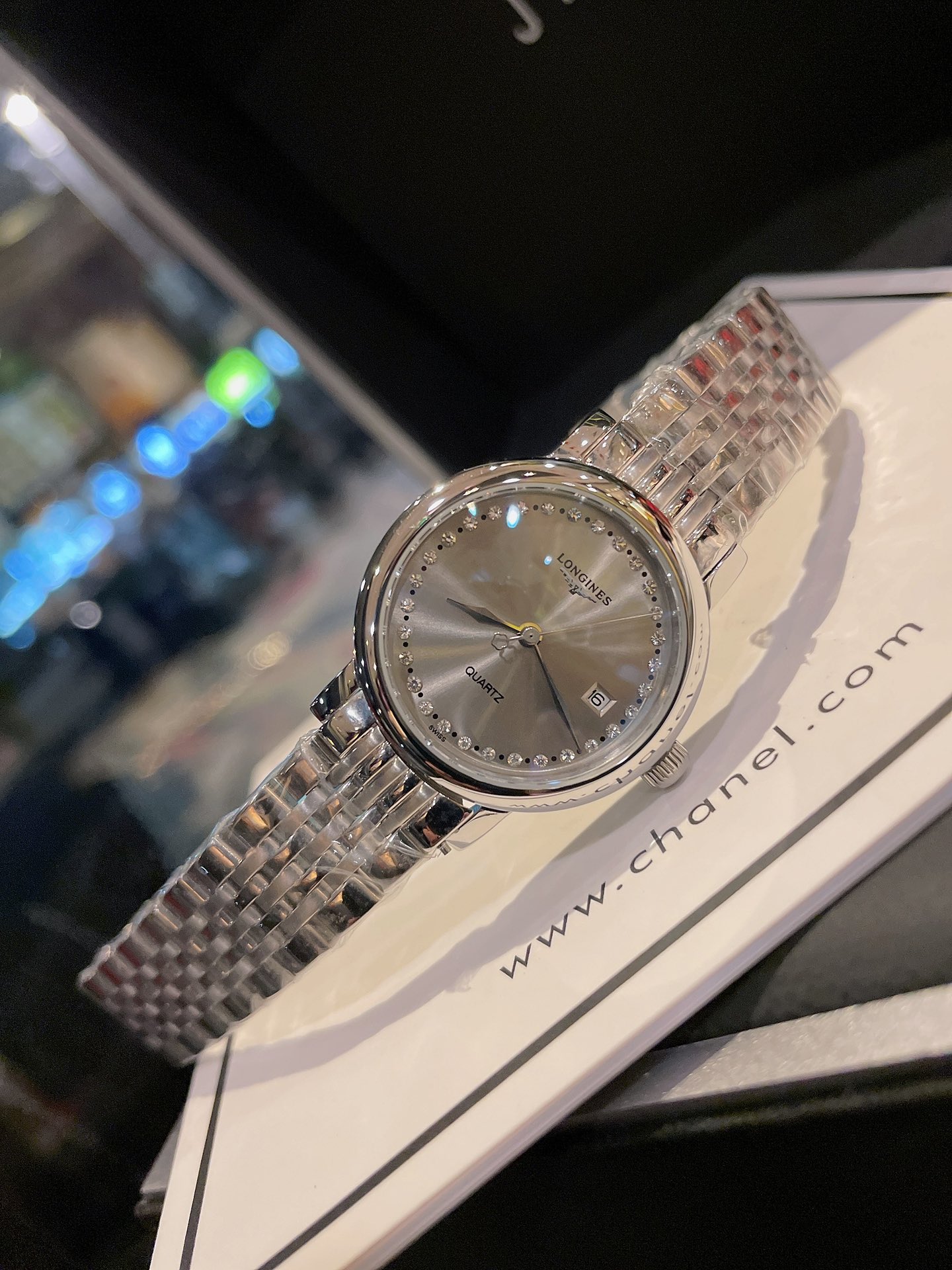 💰270 品牌:浪琴 类型:女士专属定制款 机芯:日本进口石英机芯 表带:采用316精钢表带 玻璃:供形蓝光玻璃尺寸:女装30mm