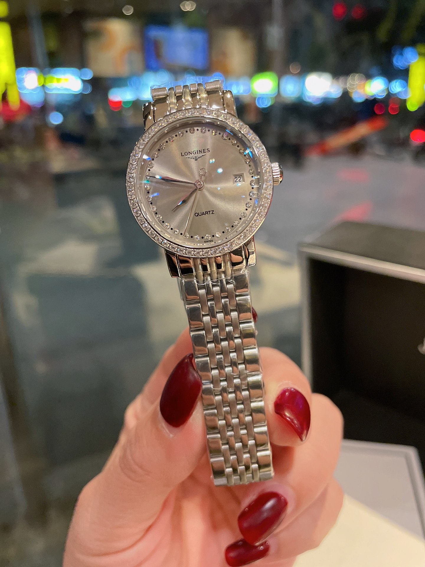 💰300 品牌:浪琴 类型:女士专属定制款 机芯:日本进口石英机芯 表带:采用316精钢表带 玻璃:供形蓝光玻璃尺寸:女装30mm