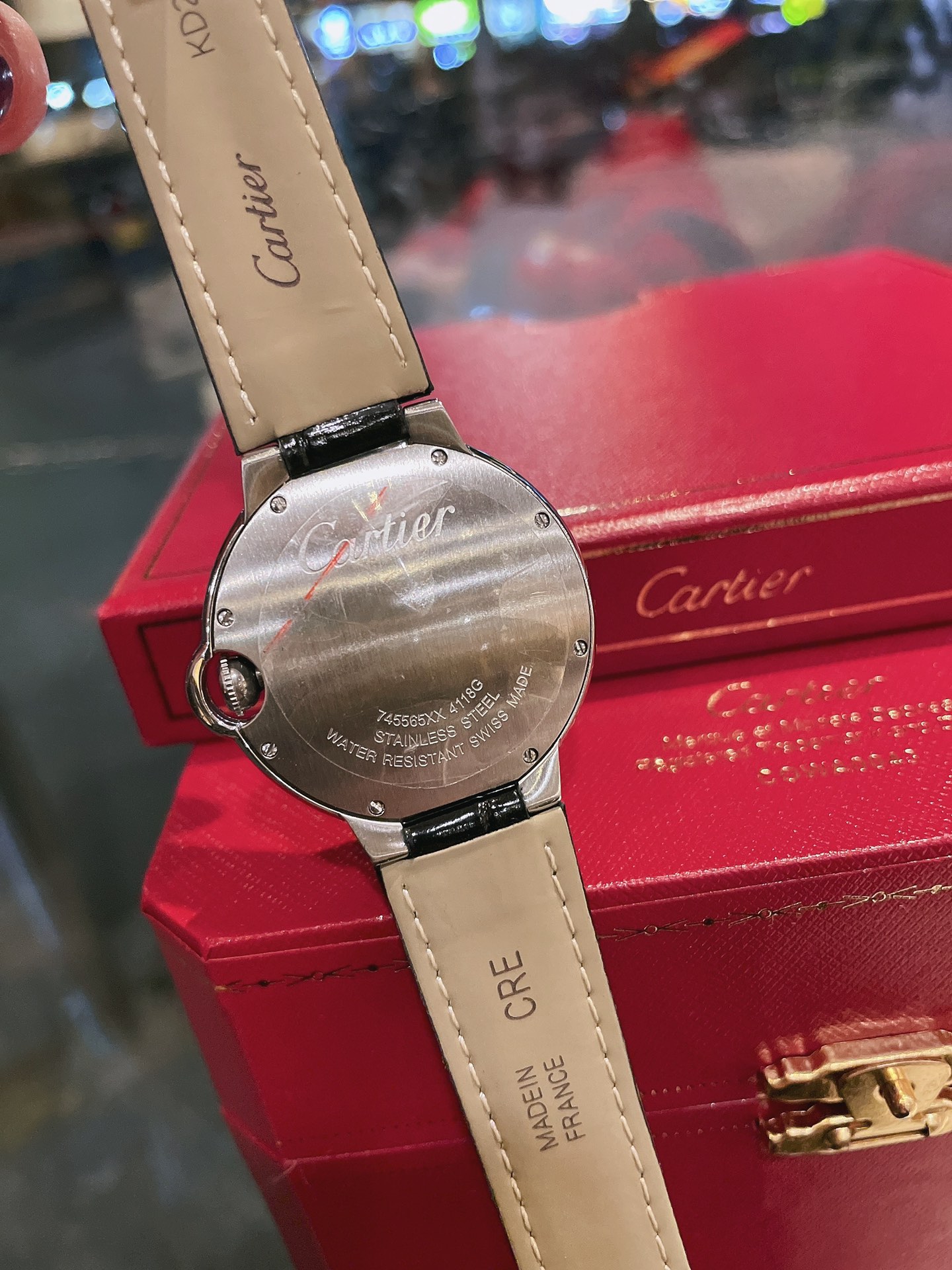 💰360
Ballon Bleu de Cartier卡地亚蓝气球腕表奢华系列，百搭尺寸36mm，简约又别具品味，摒弃了现代盛行的繁复华丽的修饰，以简约重新诠释唯美，打造独家高品质，采用斯华洛水晶钻石制作出表盘 优雅精致高贵气质尽显无漏 新款鳄鱼纹牛皮和这个冬天更配哦，适合各种聚会高端场合，搭配各种毛衣皮草不二选择～～