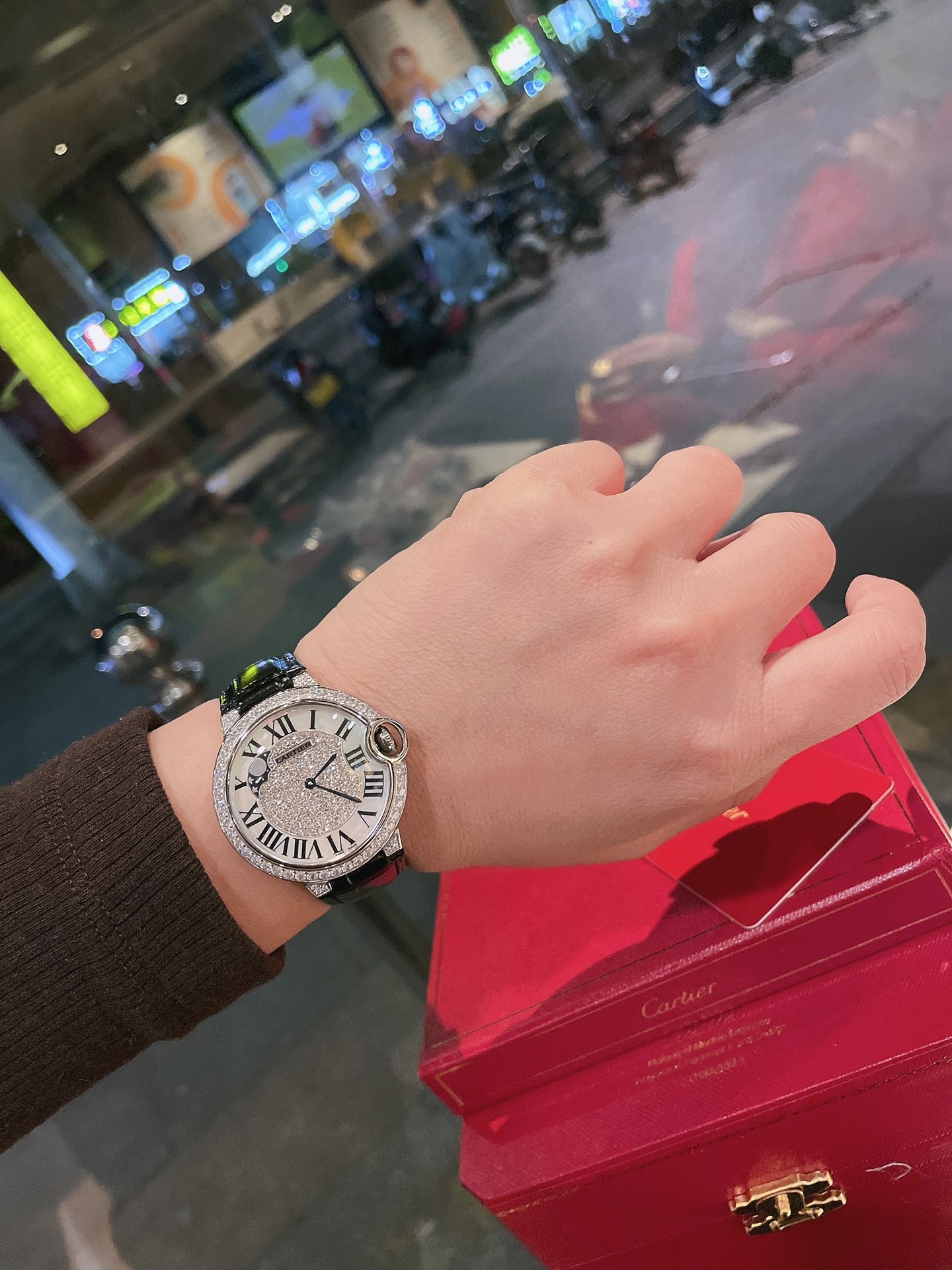 💰360
Ballon Bleu de Cartier卡地亚蓝气球腕表奢华系列，百搭尺寸36mm，简约又别具品味，摒弃了现代盛行的繁复华丽的修饰，以简约重新诠释唯美，打造独家高品质，采用斯华洛水晶钻石制作出表盘 优雅精致高贵气质尽显无漏 新款鳄鱼纹牛皮和这个冬天更配哦，适合各种聚会高端场合，搭配各种毛衣皮草不二选择～～