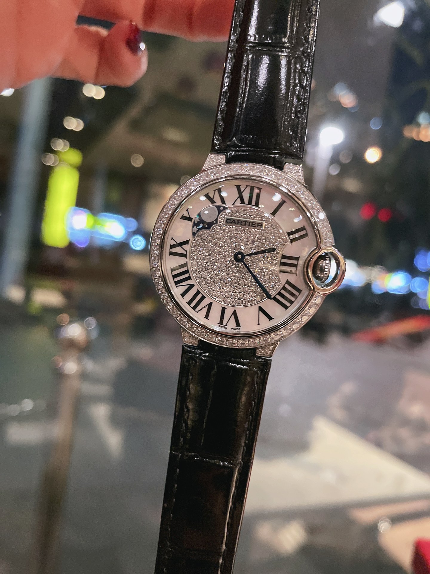 💰360
Ballon Bleu de Cartier卡地亚蓝气球腕表奢华系列，百搭尺寸36mm，简约又别具品味，摒弃了现代盛行的繁复华丽的修饰，以简约重新诠释唯美，打造独家高品质，采用斯华洛水晶钻石制作出表盘 优雅精致高贵气质尽显无漏 新款鳄鱼纹牛皮和这个冬天更配哦，适合各种聚会高端场合，搭配各种毛衣皮草不二选择～～