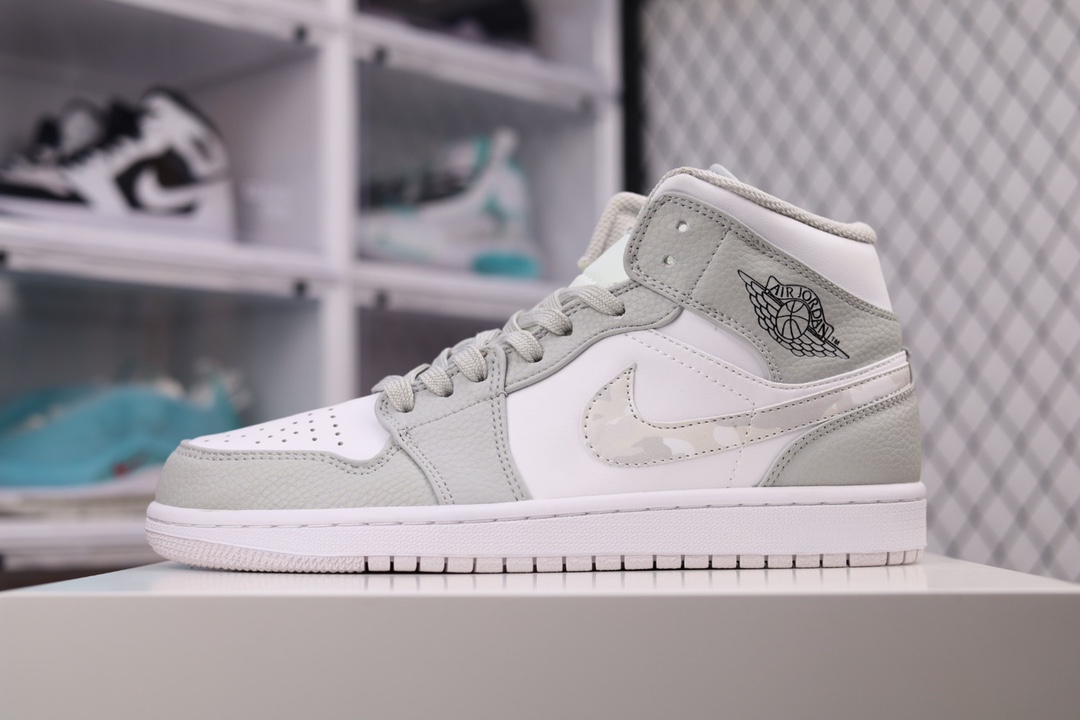 G0 原楦原档案数据开发中底注胶孔内置真Sole气垫原版楦头原纸版冲刀全头层Air Jordan 1 Mid“Grey Camo”白灰迷彩 当前市场最优版本 陆续上架全鞋采用原装头层皮，用料扎实 精雕细琢鞋型极致还原 飞翼3D打印改良 深度立体 四线中底拉帮皮料选材 钢印 背胶一应俱全 全新批次 原装原模大底全鞋原厂定制皮料，手感细腻正确折边工艺 完美细节诠释。
