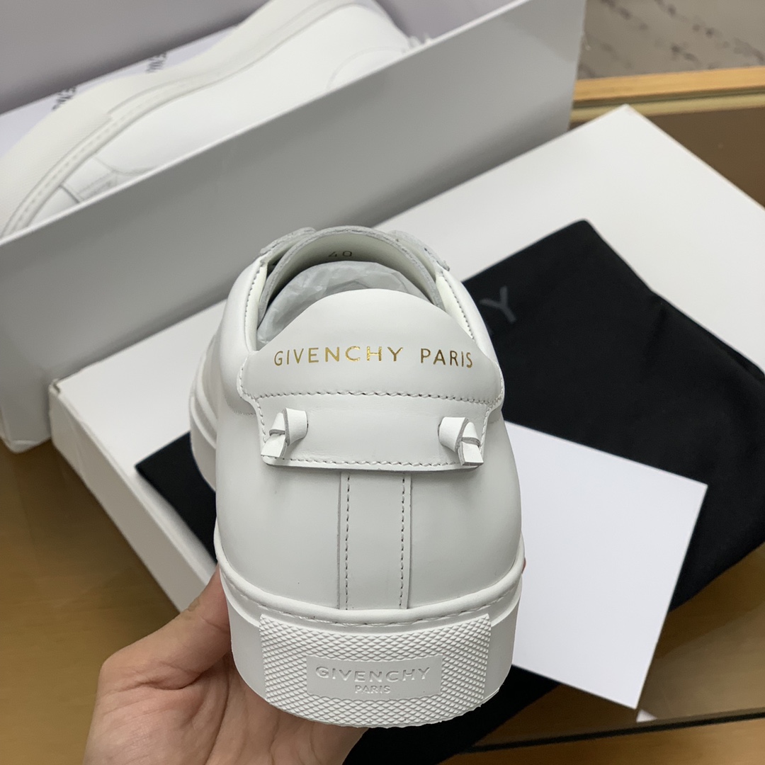 Givenchy/纪梵希   光白色皮革材质，黑皮皮革镶饰Urban Street运动鞋