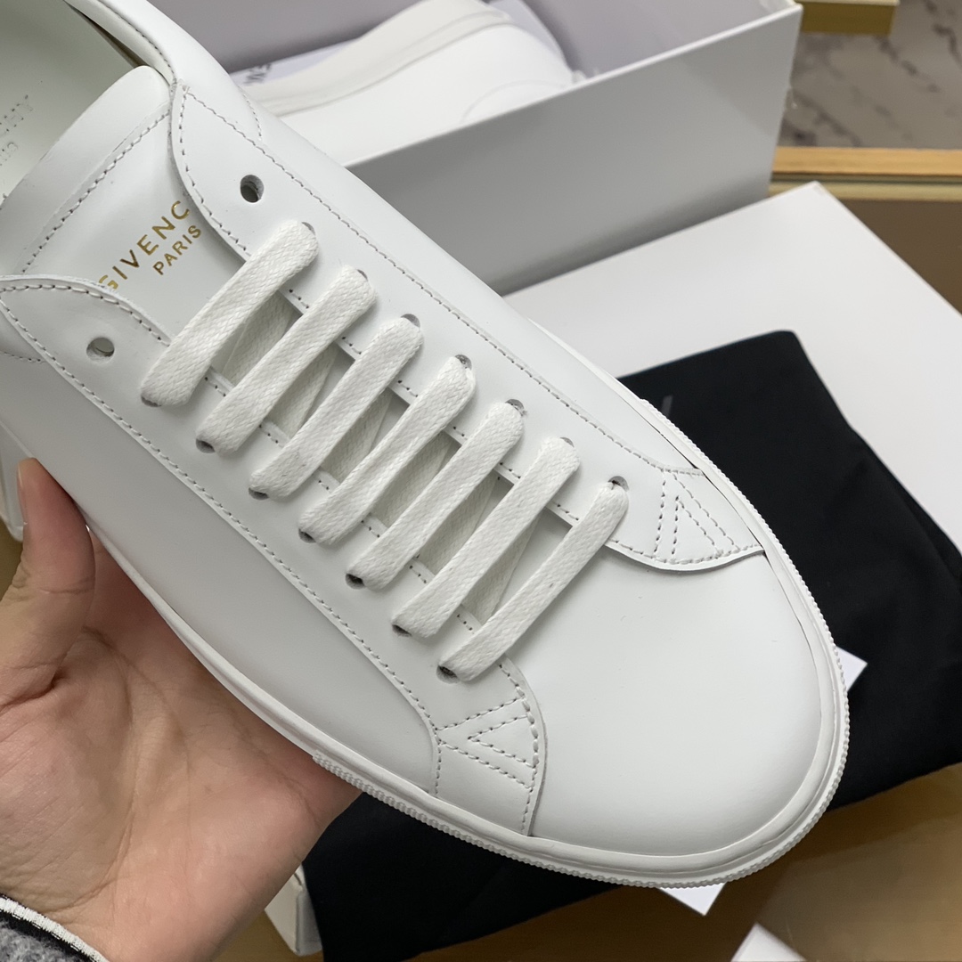 Givenchy/纪梵希   光白色皮革材质，黑皮皮革镶饰Urban Street运动鞋