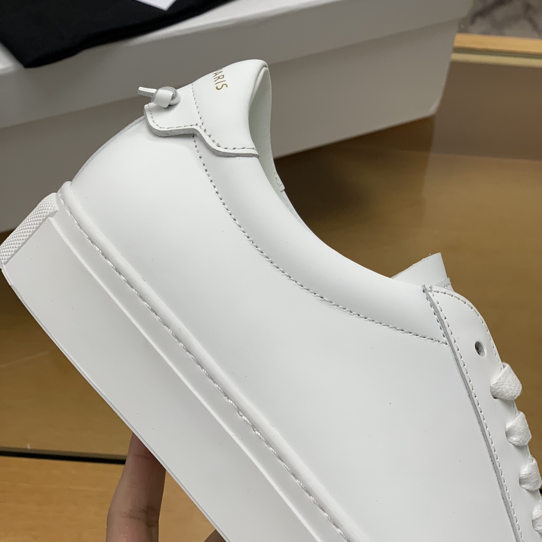 Givenchy/纪梵希   光白色皮革材质，黑皮皮革镶饰Urban Street运动鞋