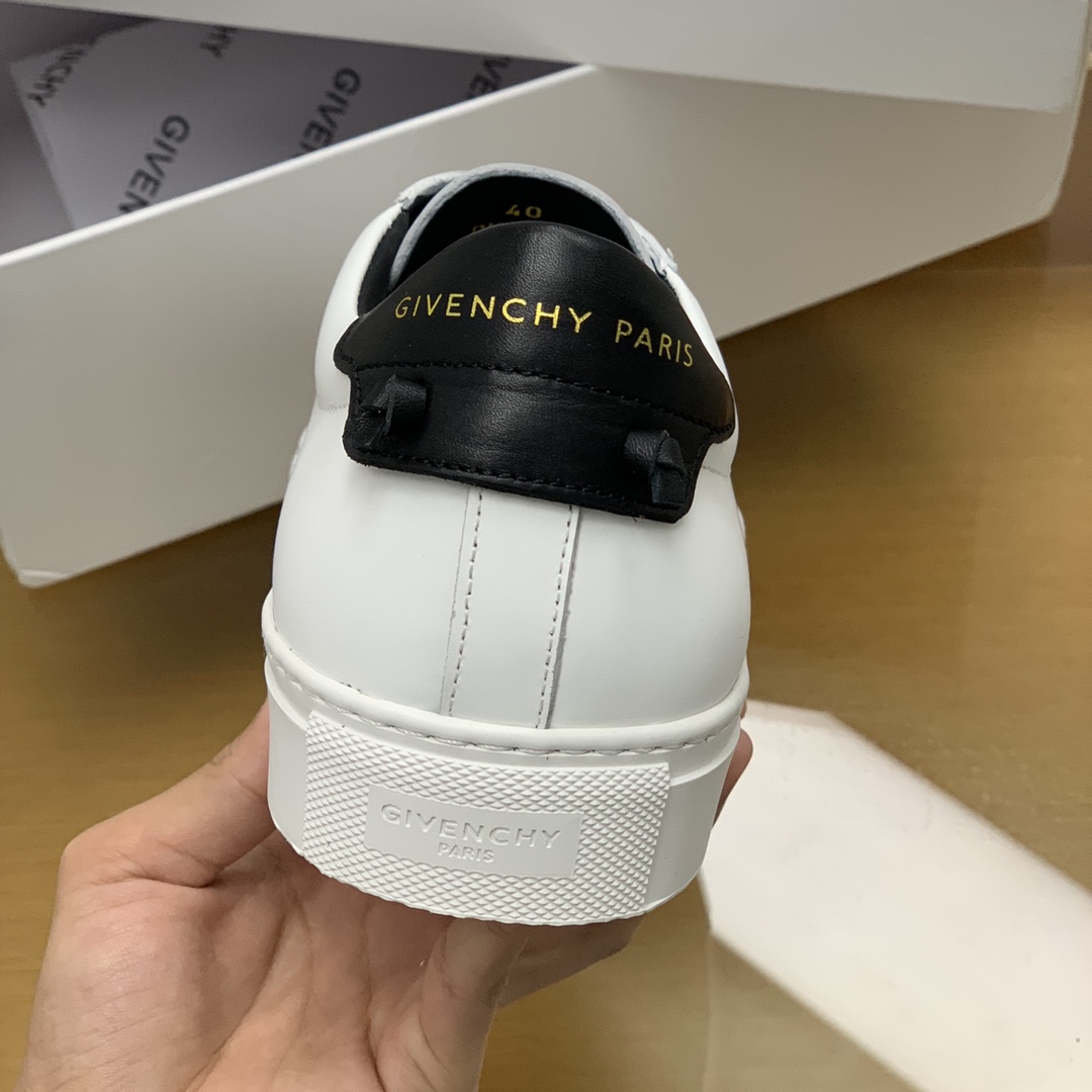 Givenchy/纪梵希   光白色皮革材质，黑皮皮革镶饰Urban Street运动鞋